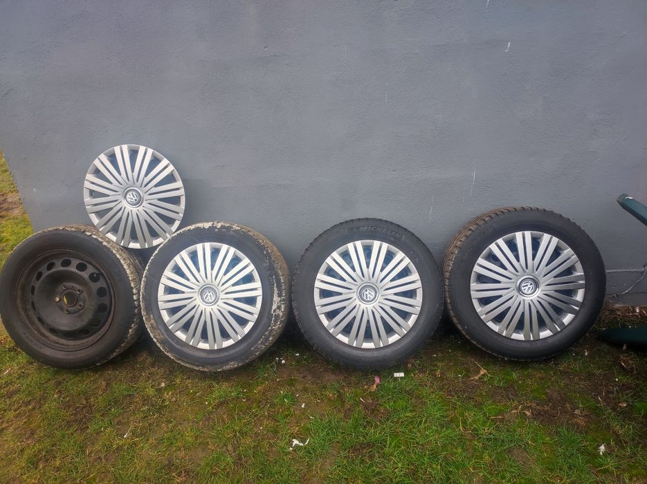 Jante r16 oțel cu cauciucuri și capace.