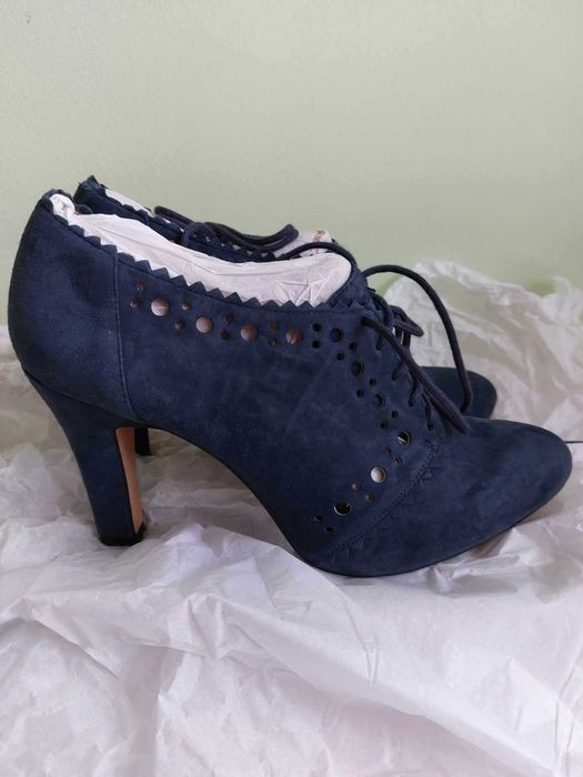 Затворени обукви на висок ток от син велур