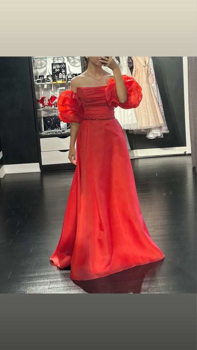 Продается  выпускное платье красного цвета