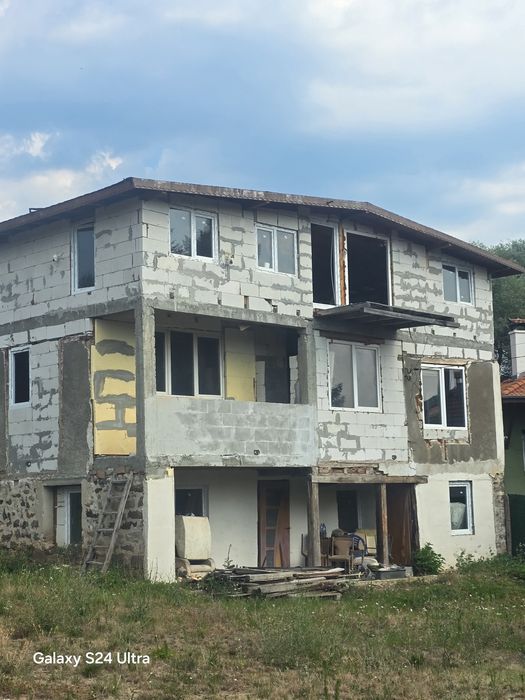 Къща или за довършване или за бутане В ремонт  Нов покрив ,нова канализация ,3ет целият от дърво Село Радостина,Близо до сф