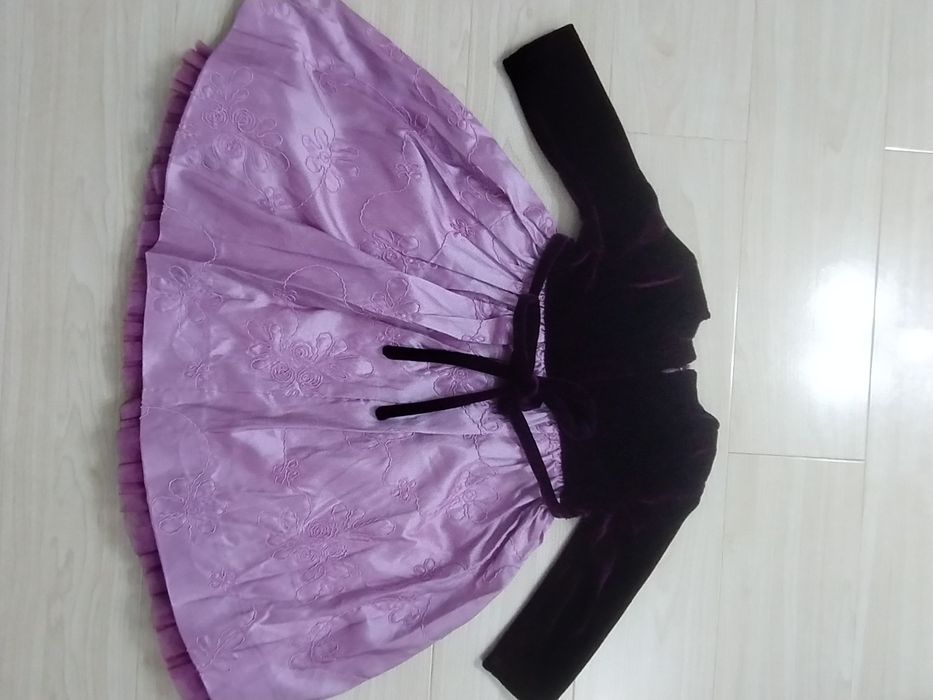 Doua rochițe elegante , 7-8luni,ambele 120 lei
