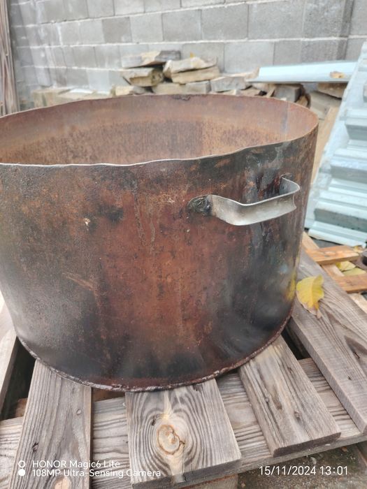 Продавам метални варели и железен казан