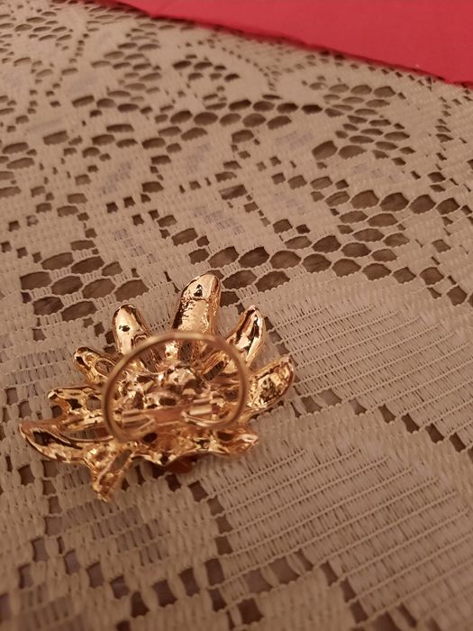 Minunata brosa cu pietre semiprețioase pentru esarfa