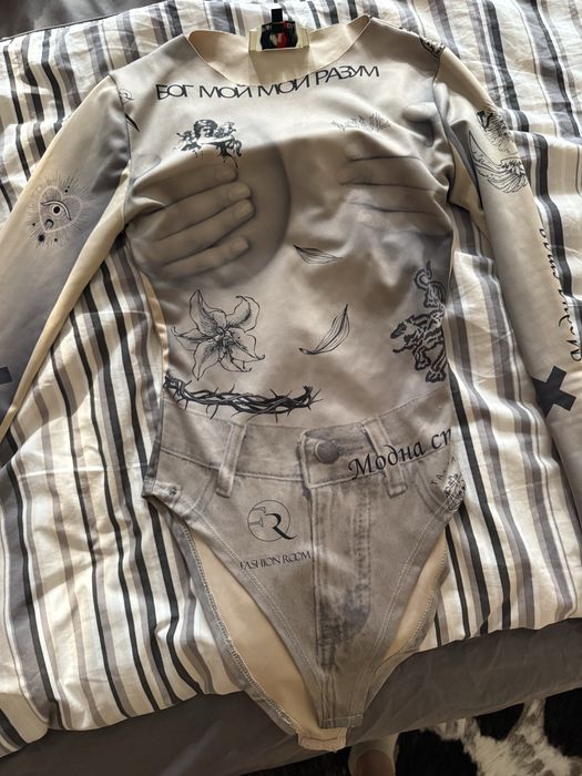 Боди с надписи fashion room