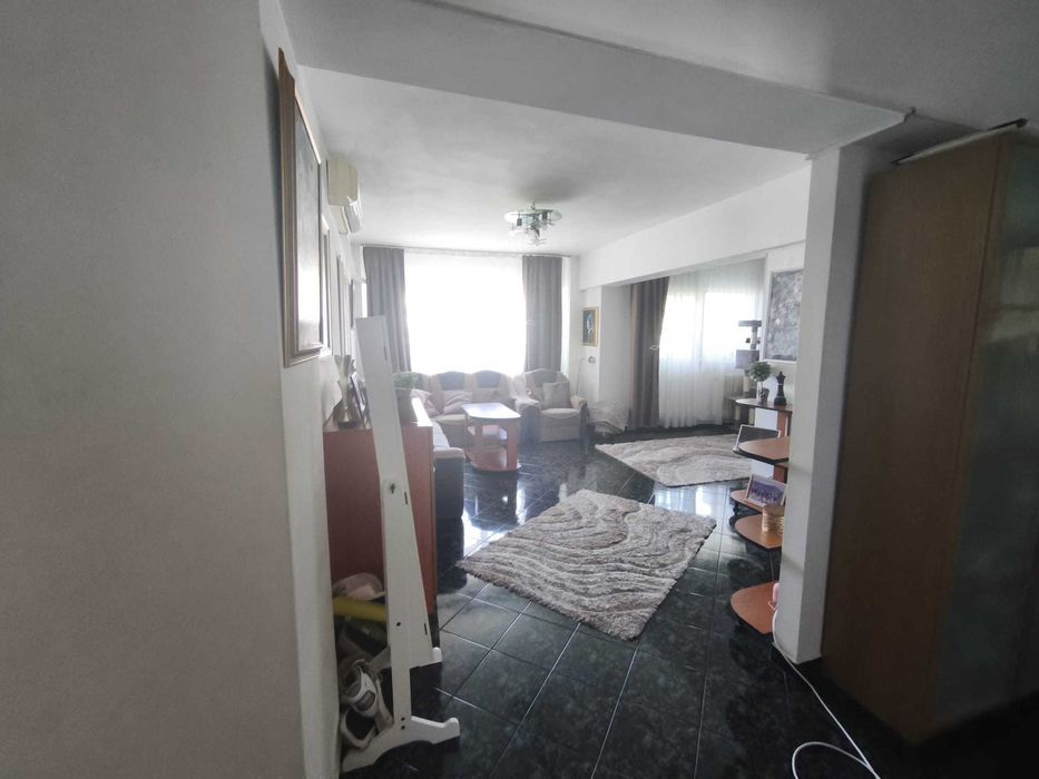 Vand apartament 4 camere , decomandat, mobilat si utilat, la autogara Militari et. 8/10