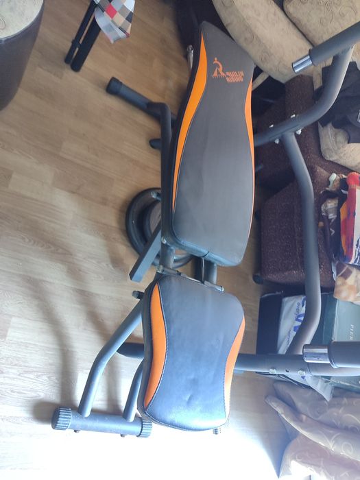 Лежанка със стойки за щанга.