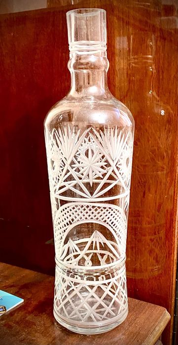 Бутылка стеклянная, резная, 2 литра, б/у.