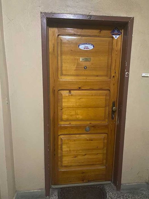 Продавам дървена входна врата (само крило, без каса).