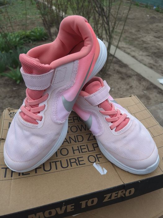 Vând adidași Nike!