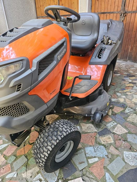 Vând tractor de tuns gazon Husqvarna TC242 – aproape nou, doar 5 ore d