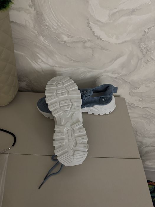 Новые кроссовки 6000 тг