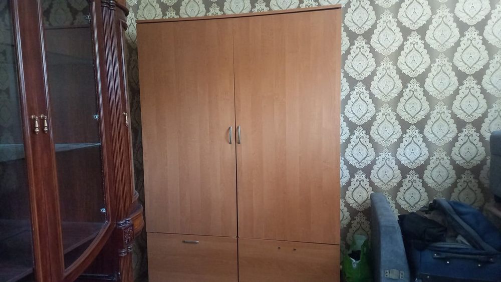 Двери, окно, шкаф, кровать