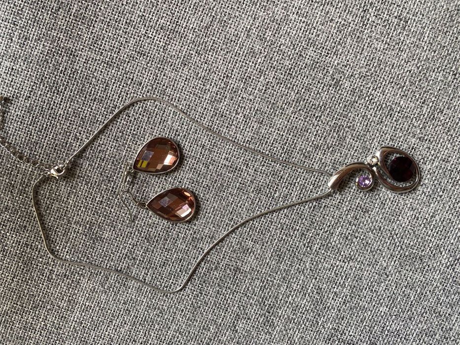 Колие и обеци с камъни