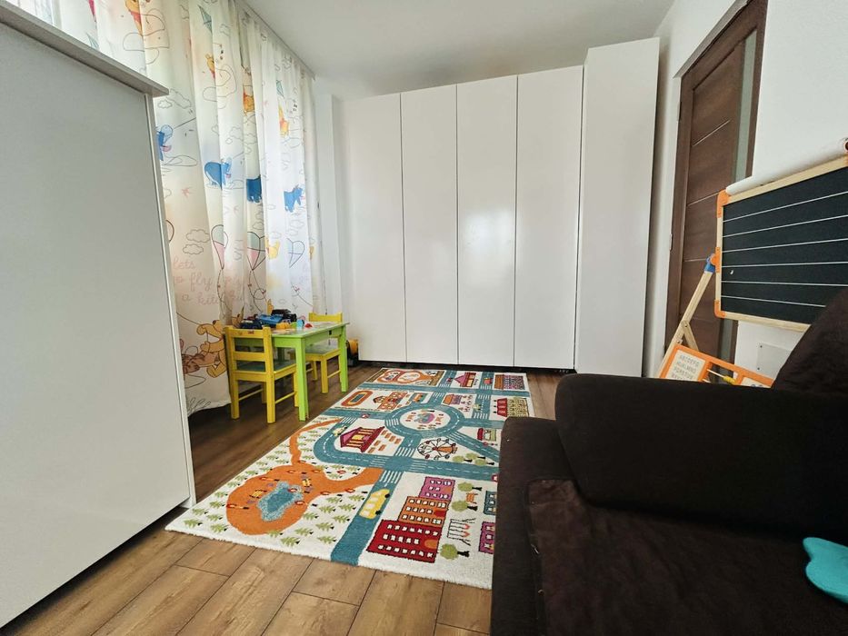 Vand apartament cu 3 camere, 61 mp, doua balcoane si parcare.