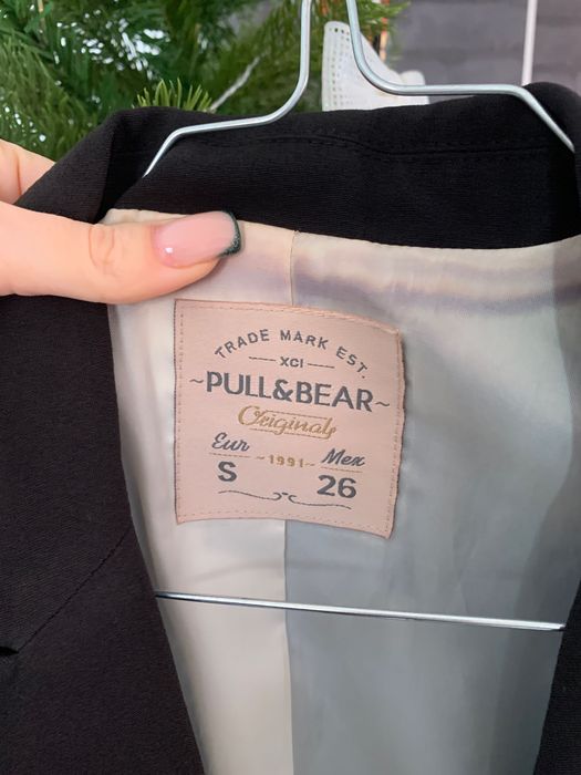 Черно вталено сако Pull and Bear