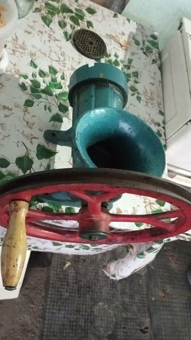 Продам32 большую мясорубку