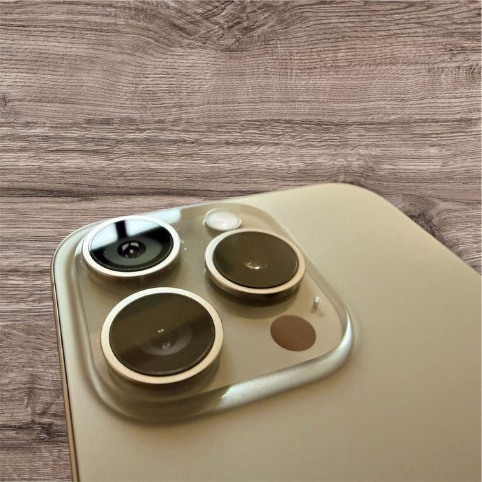 iPhone 15 Pro fără urme de utilizare