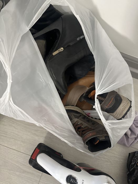 Кресло с вещами и обувью