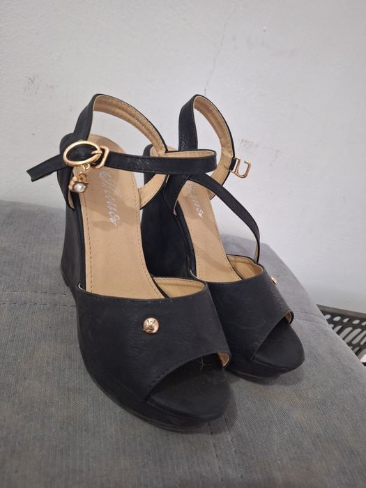 Продам босоножки