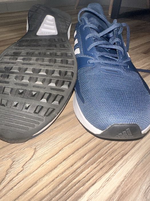 Продам кроссовки Адидас