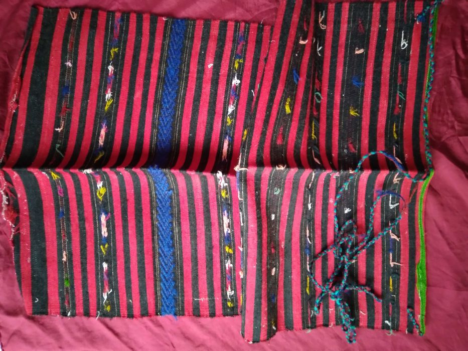 Китайско момиче в носия, руска кутийка, ретро телефон, кошничка, ваза