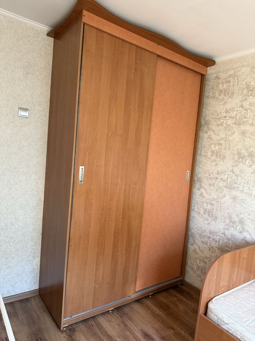 Кровать , шкаф, комод и стол .