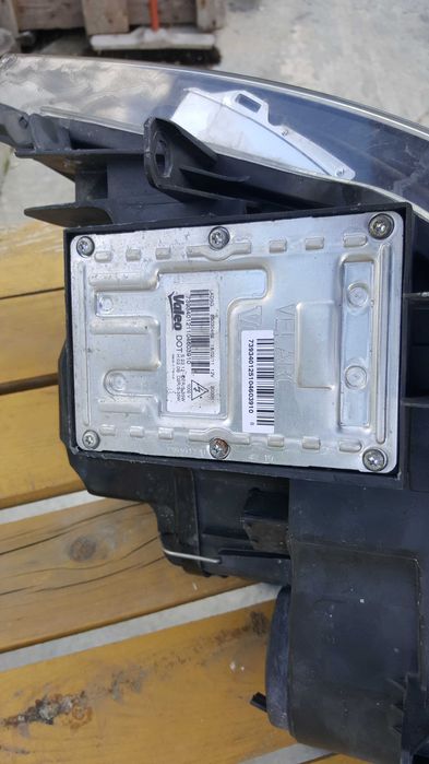 Продавам 2бр баласт за фар за Рено