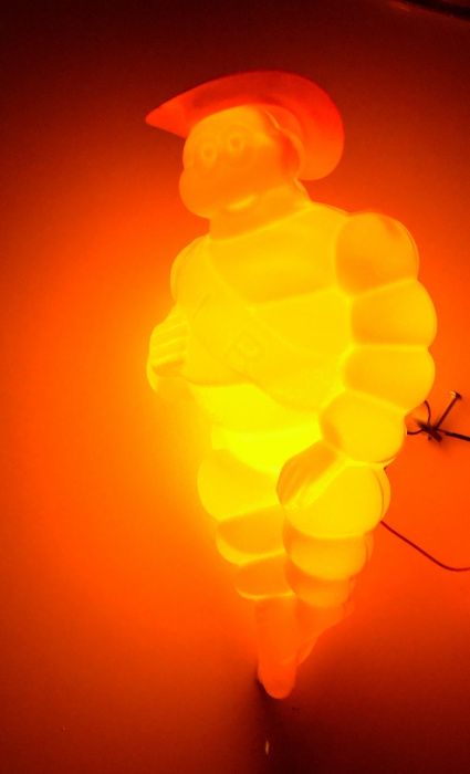 Светещо човече Мишелин 30см , 4 цвята