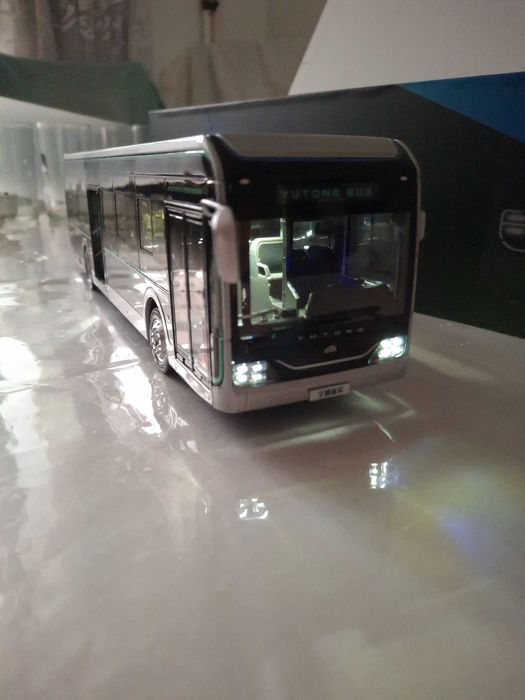 Модель автобуса Yutong U12 black King Kong 1:42