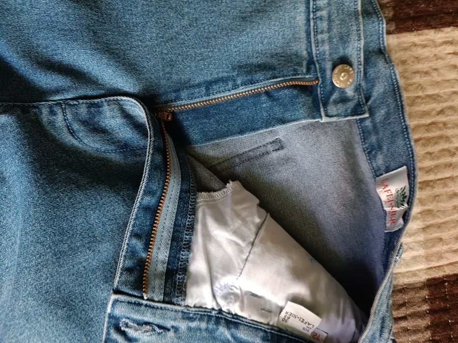 Джинсы клёш голубые.