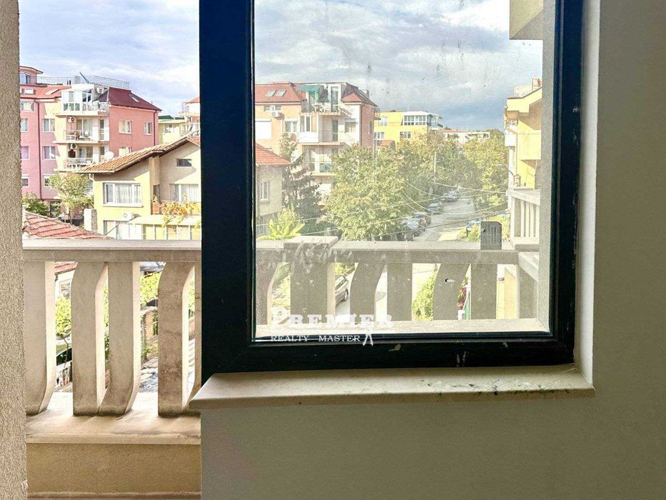 Просторен двустаен в затворен комплекс в Сарафово.