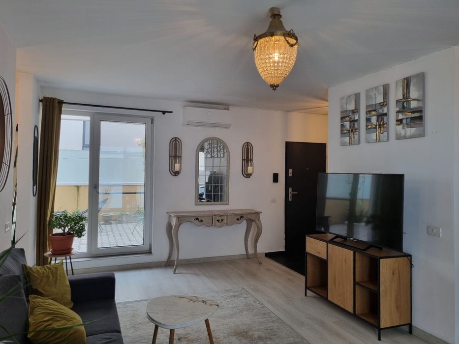 Proprietar, inchiriez apartament cu doua camere si terasa proprie in M