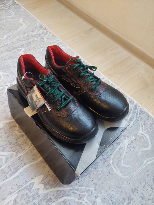 Нови работни обувки