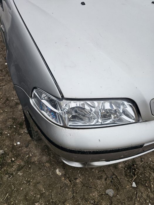 Far Fiat Albea dreapta/stânga aproape noi