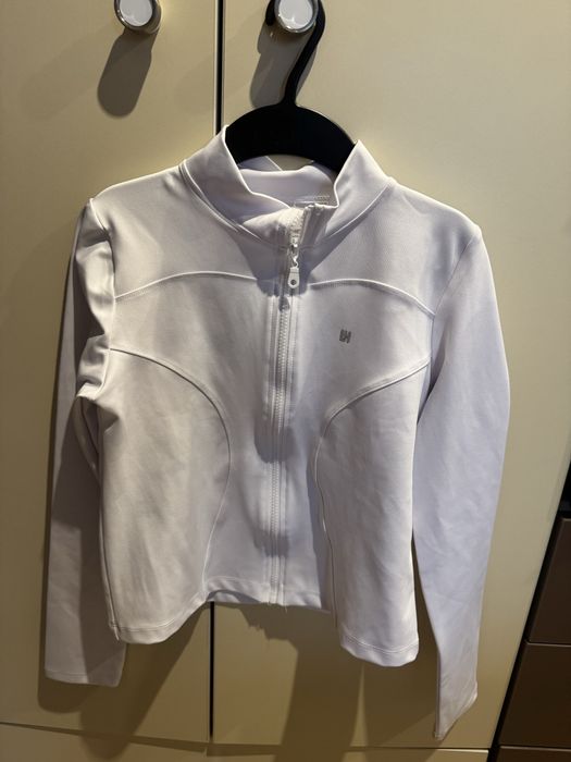 Суитшърт с цип без качулка.Пише XL(42),но става за XS,S,M,L