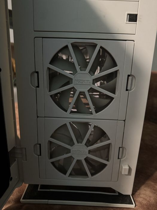 Продавам компютърна кутия NZXT H2 White в добро състояние