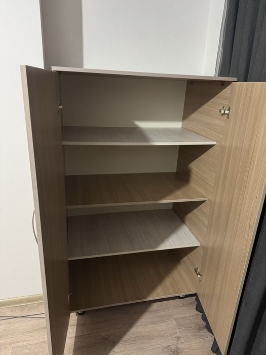 Шкаф с полками для вещей