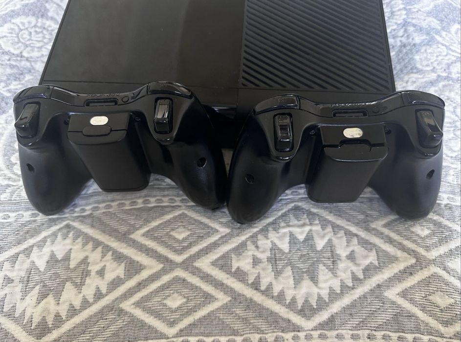 Продаю Xbox 360 E, 2 геймпада и блок питания