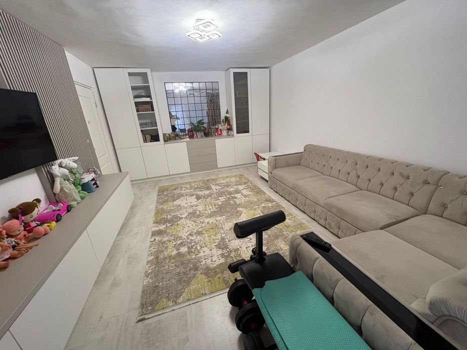 Schimb apartament 4 camere, 100 mp, renovat complet + boxă 50 mp, cu casă