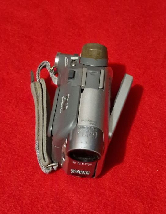 Aparat foto Sony fara accesorii si cu defect la ușita laterala.