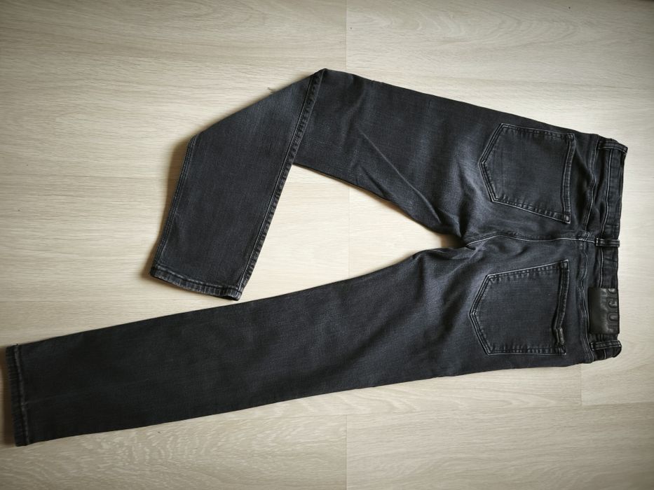 Дънки:HUGO BOSS с червени акценти.