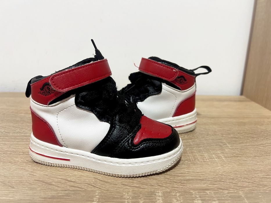 Ghete jordan nr 22