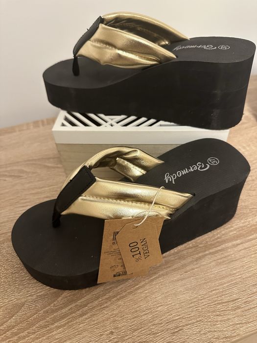 Slapi/papuci negru/auriu Bermody