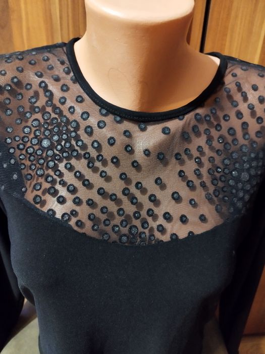 Блузка с дантелено деколте