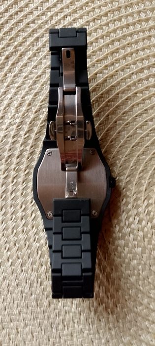 Кварцевые наручные часы.