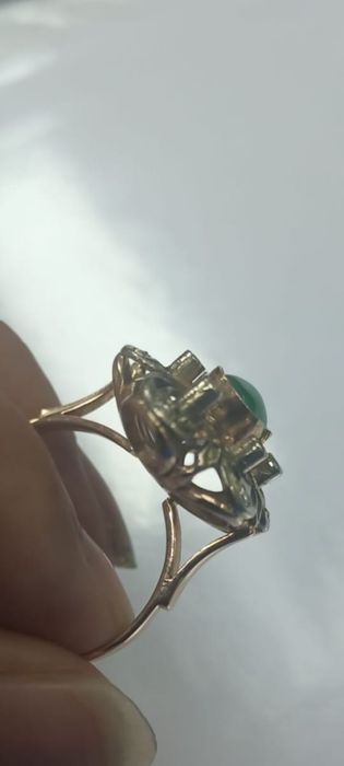 Продаю золотое кольцо с бриллиантами