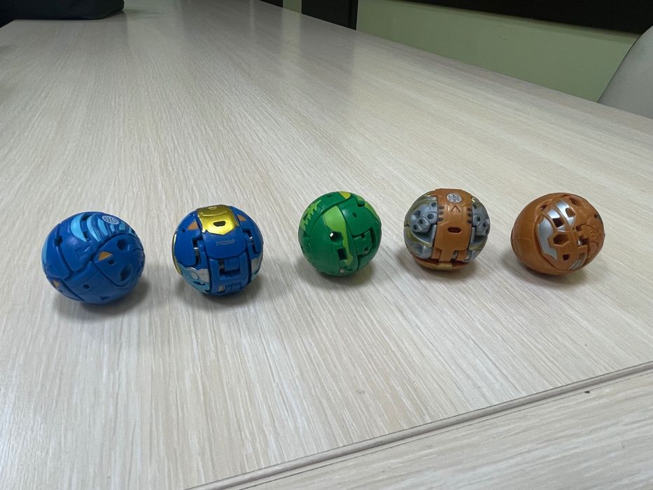 5 броя Bakugan – трансформиращи се фигурки