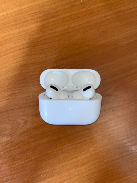 AirPods Pro with Wireless Charging Case