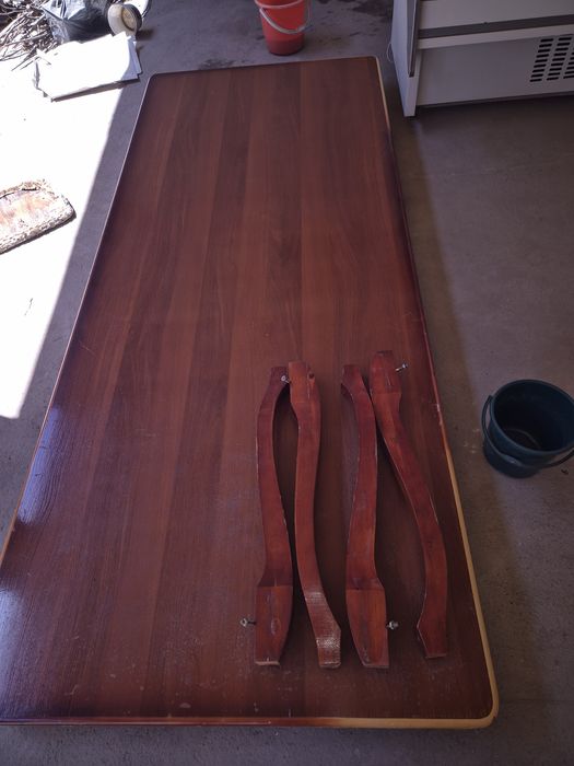 Stol. Mehmonxona uchun.