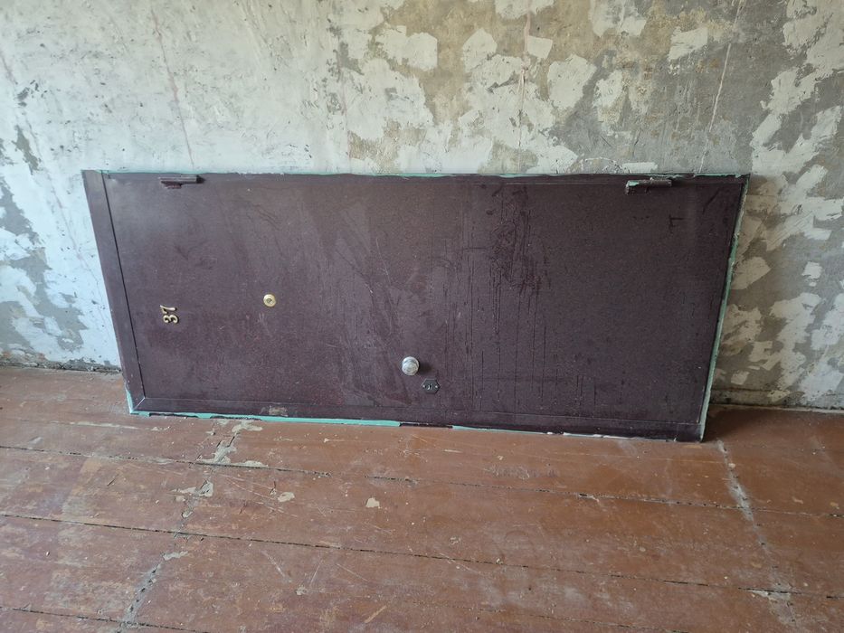 Продам входную металлическую дверь